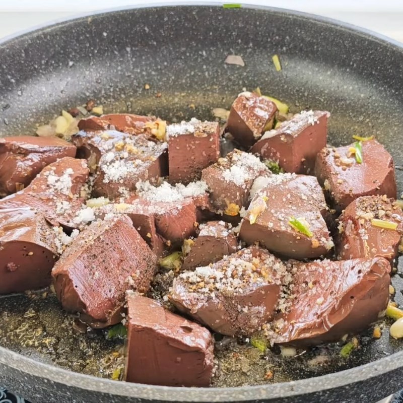 Bước 2 Làm huyết xào giá hẹ Huyết xào giá hẹ