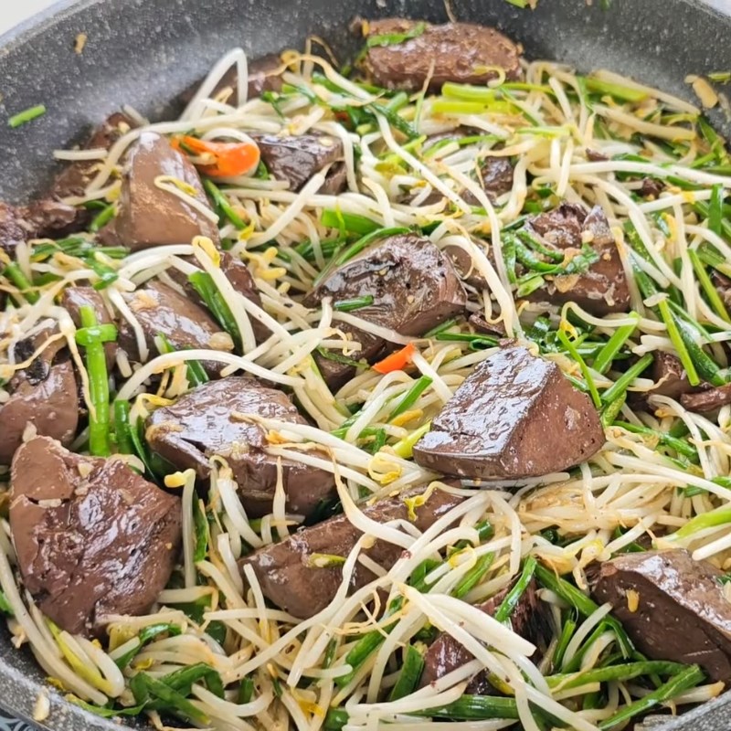 Bước 2 Làm huyết xào giá hẹ Huyết xào giá hẹ