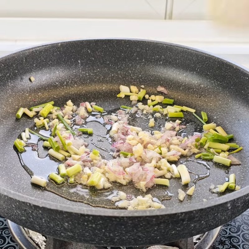 Bước 2 Làm huyết xào giá hẹ Huyết xào giá hẹ