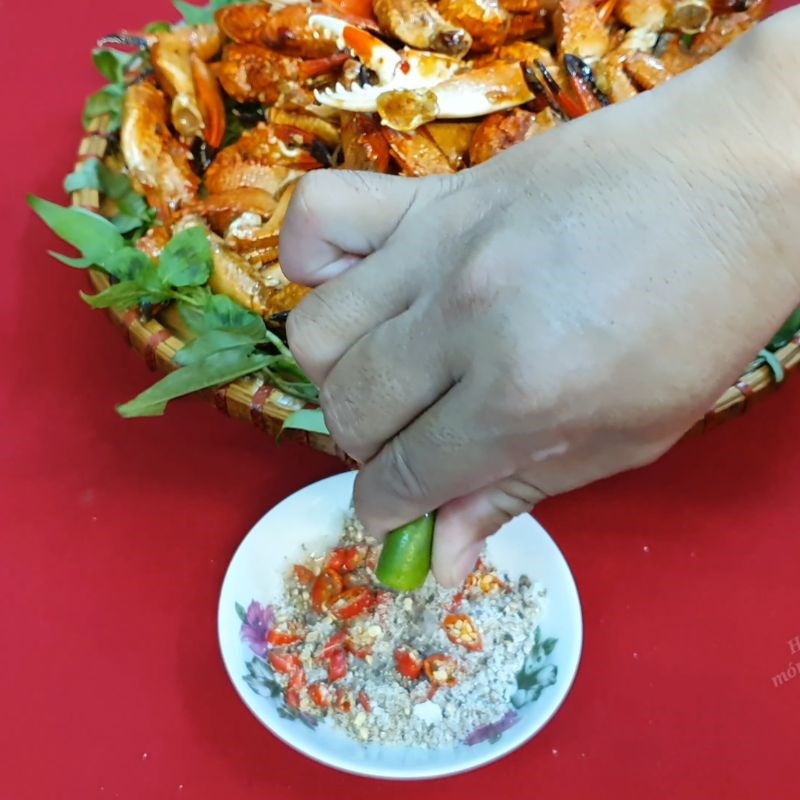 Bước 5 Làm muối tiêu chanh chấm càng ghẹ rang muối Càng ghẹ rang muối