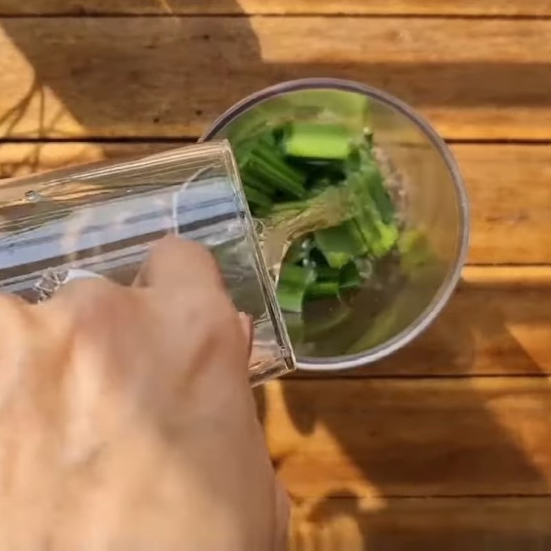 Bước 2 Làm nước cốt lá nếp tạo màu xanh tự nhiên Sắn hấp cốt dừa lá nếp