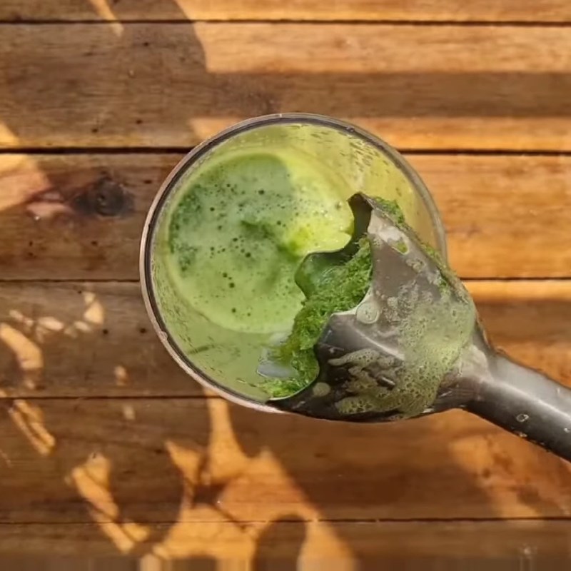 Bước 2 Làm nước cốt lá nếp tạo màu xanh tự nhiên Sắn hấp cốt dừa lá nếp