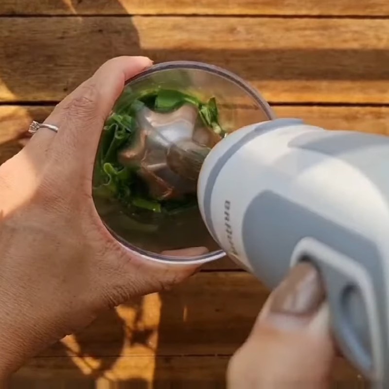 Bước 2 Làm nước cốt lá nếp tạo màu xanh tự nhiên Sắn hấp cốt dừa lá nếp