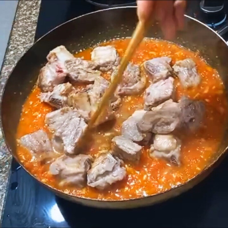 Bước 4 Làm sốt cà chua và rim sườn đậm đà Sườn xào chua ngọt cà chua