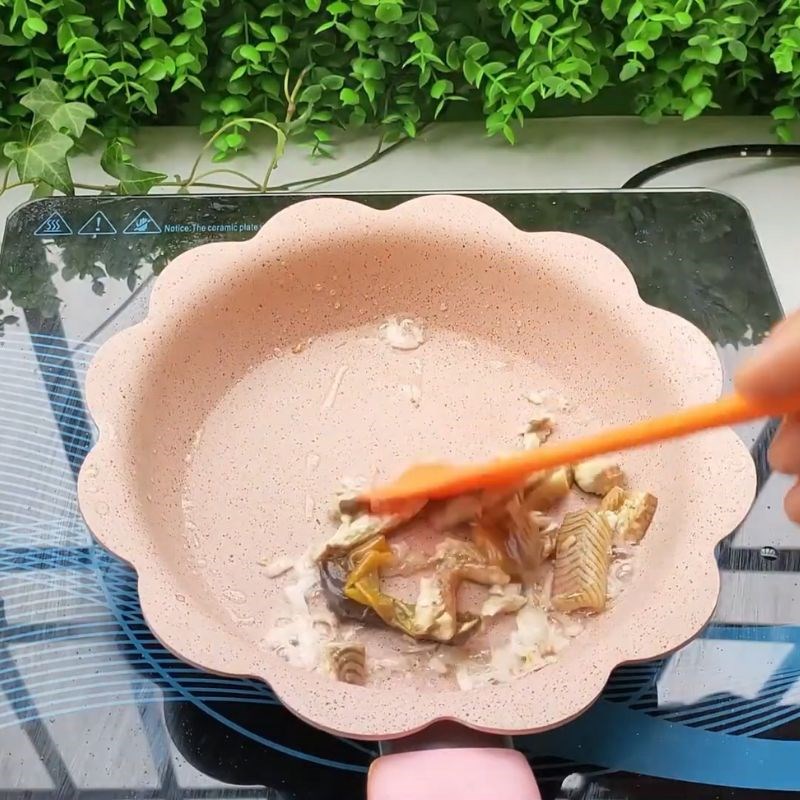 Bước 3 Lọc xương và xào thịt lươn Cháo lươn hạt sen