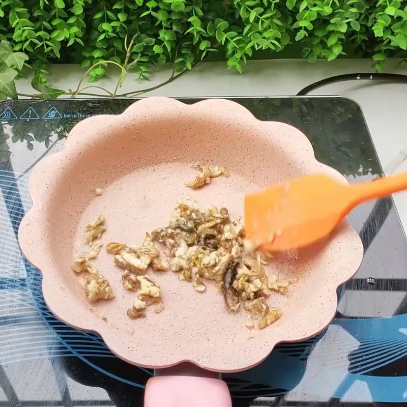 Bước 3 Lọc xương và xào thịt lươn Cháo lươn hạt sen