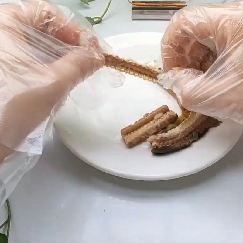 Bước 3 Lọc xương và xào thịt lươn Cháo lươn hạt sen