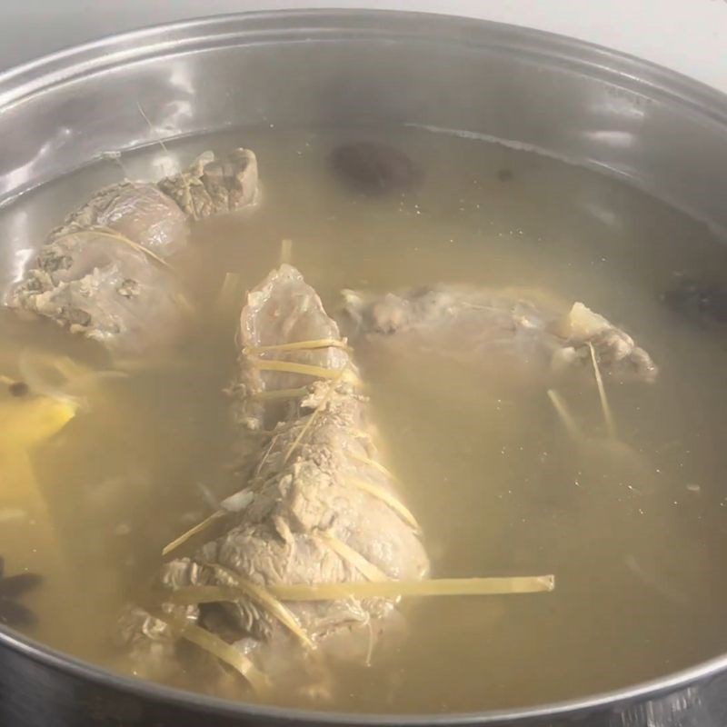 Bước 3 Luộc bắp bò Bắp bò ngâm mắm tiêu xanh