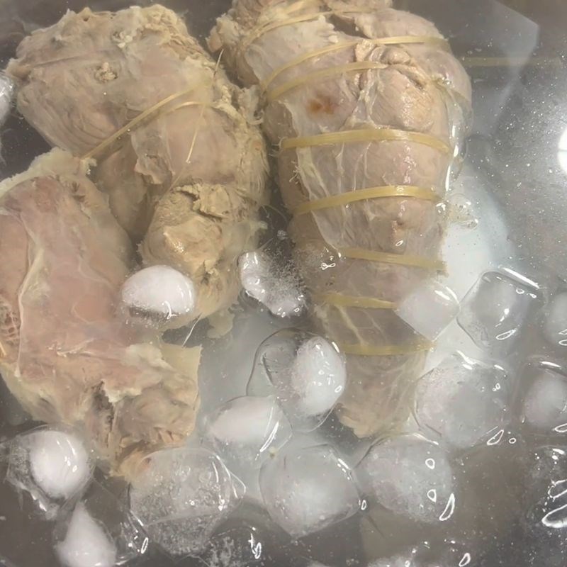 Bước 3 Luộc bắp bò Bắp bò ngâm mắm tiêu xanh