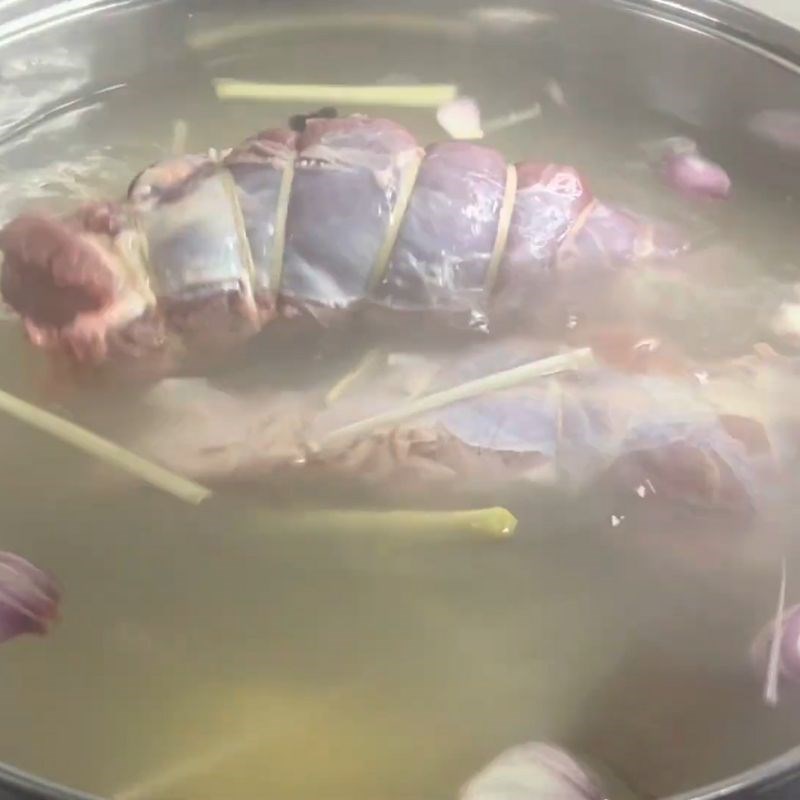 Bước 3 Luộc bắp bò Bắp bò ngâm mắm tiêu xanh