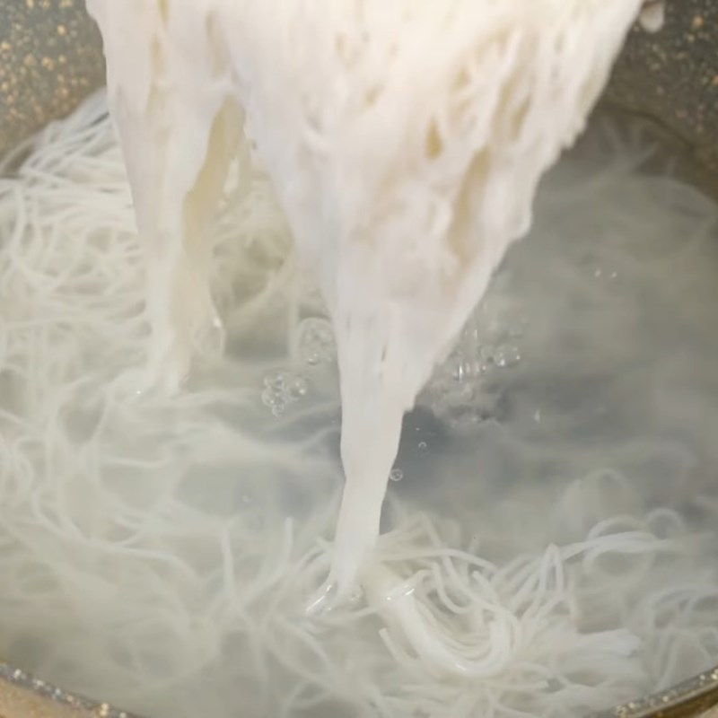 Bước 5 Luộc bún tươi và xào thịt bò mềm tan Bún bò xào