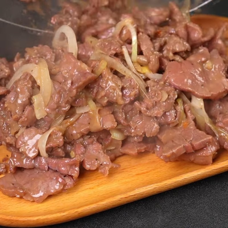 Bước 5 Luộc bún tươi và xào thịt bò mềm tan Bún bò xào