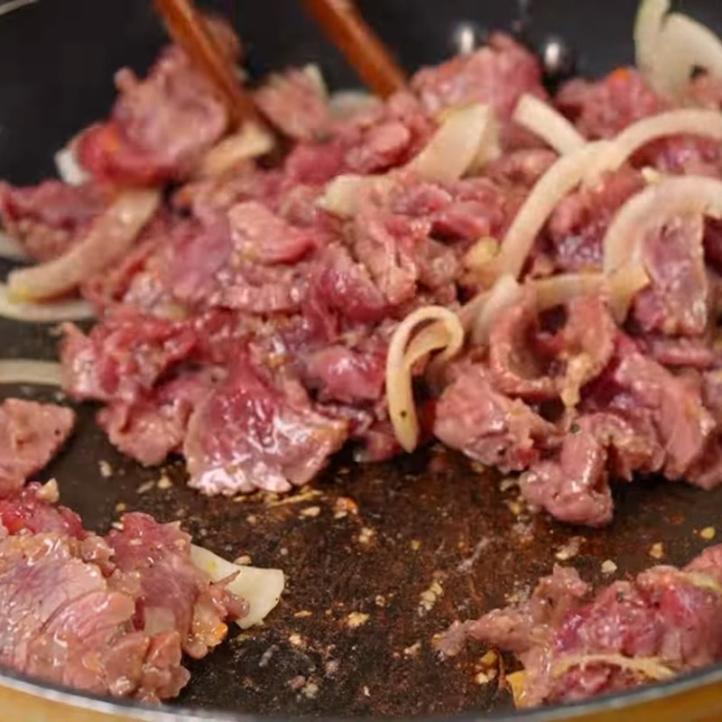 Bước 5 Luộc bún tươi và xào thịt bò mềm tan Bún bò xào