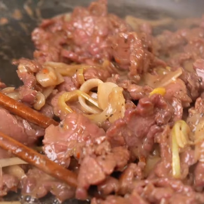 Bước 5 Luộc bún tươi và xào thịt bò mềm tan Bún bò xào