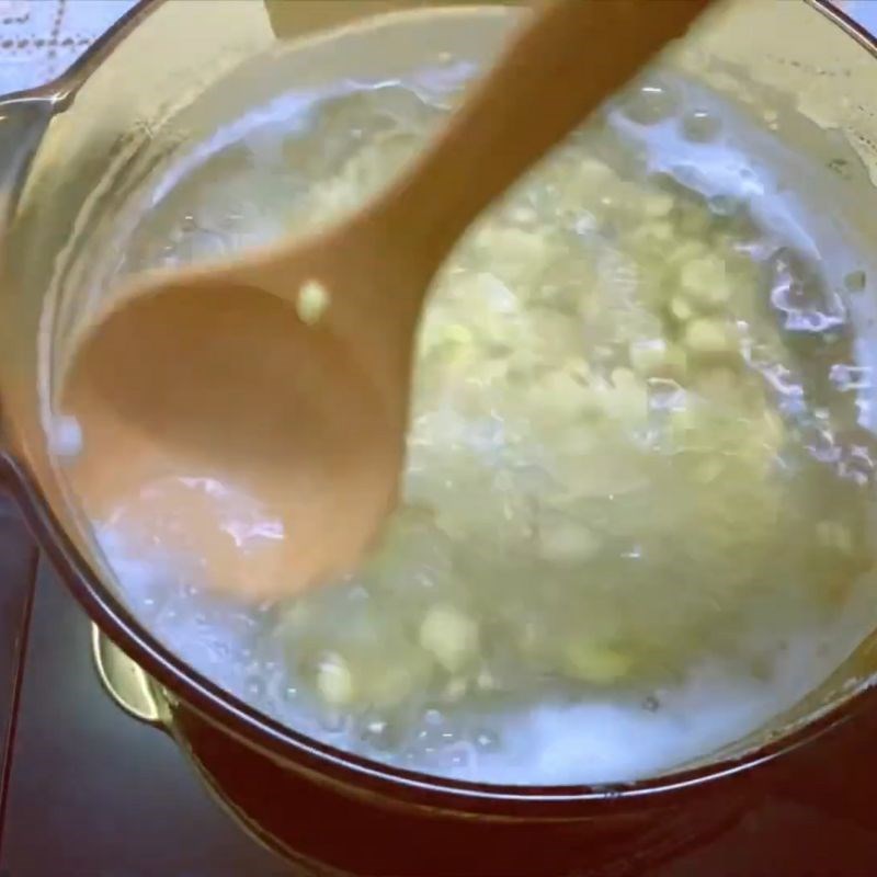 Bước 2 Luộc hạt sen và đậu xanh Sữa hạt sen đậu xanh