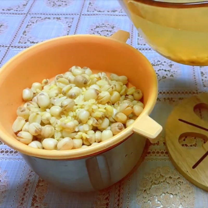 Bước 2 Luộc hạt sen và đậu xanh Sữa hạt sen đậu xanh