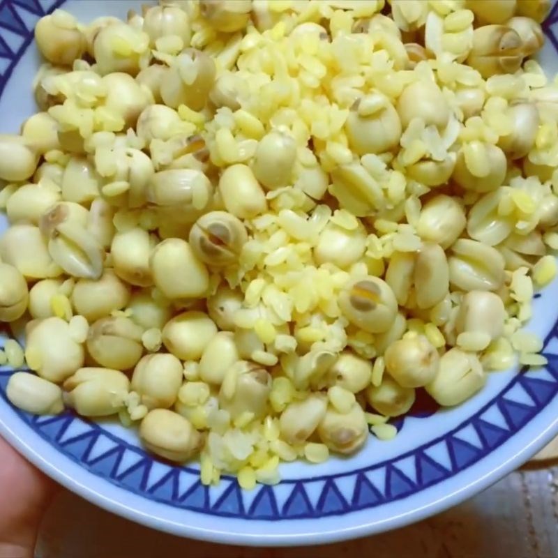 Bước 2 Luộc hạt sen và đậu xanh Sữa hạt sen đậu xanh