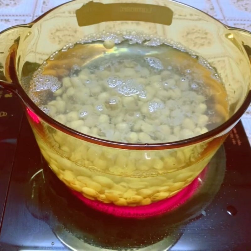 Bước 2 Luộc hạt sen và đậu xanh Sữa hạt sen đậu xanh