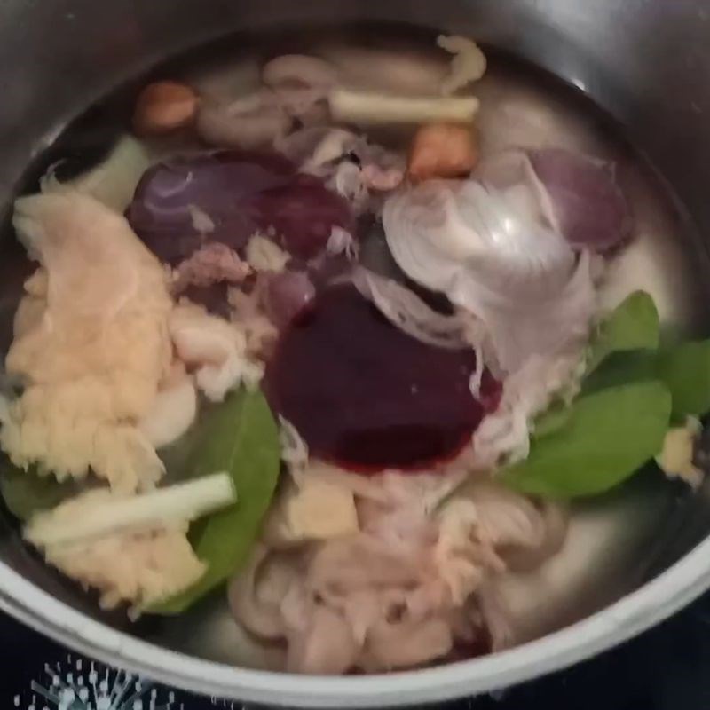 Bước 3 Luộc lòng gà làm nhân tiết canh Tiết canh gà