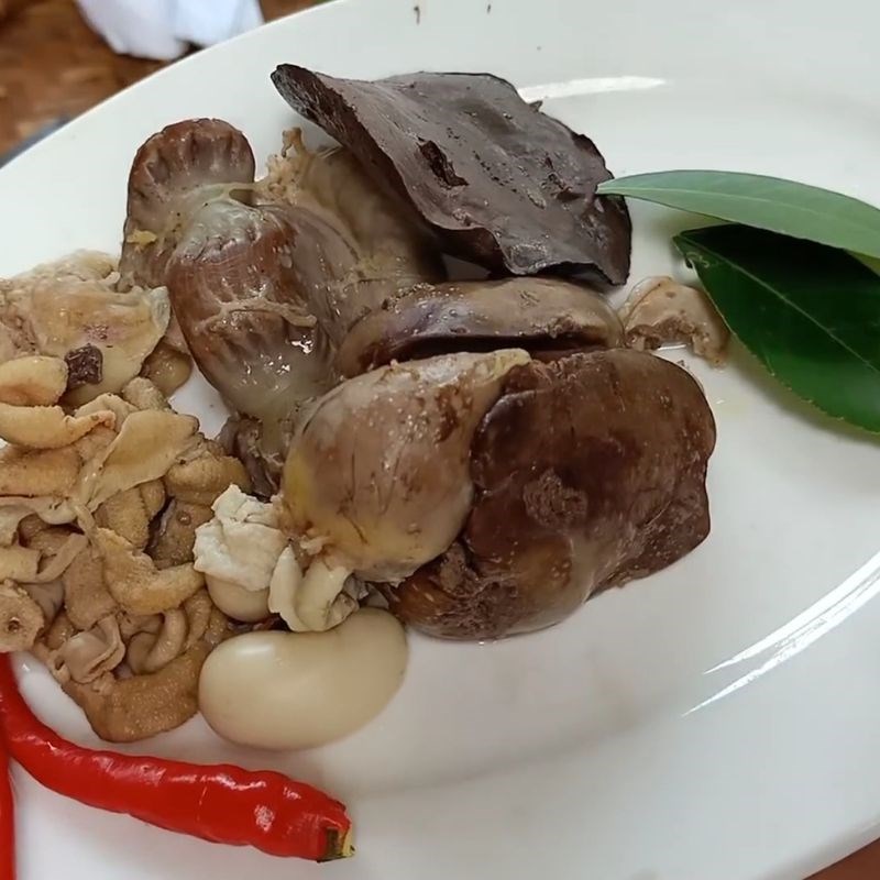 Bước 3 Luộc lòng gà làm nhân tiết canh Tiết canh gà