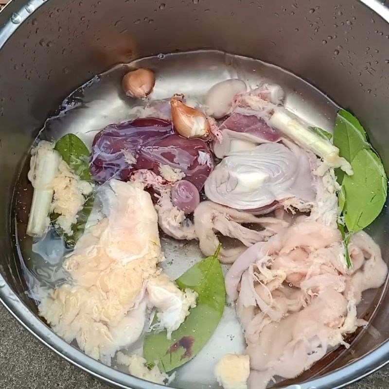 Bước 3 Luộc lòng gà làm nhân tiết canh Tiết canh gà
