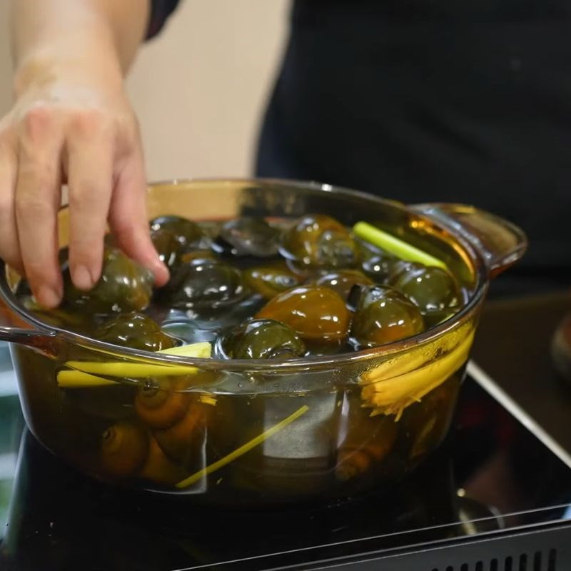 Bước 2 Luộc ốc Ốc nhồi xào sả ớt