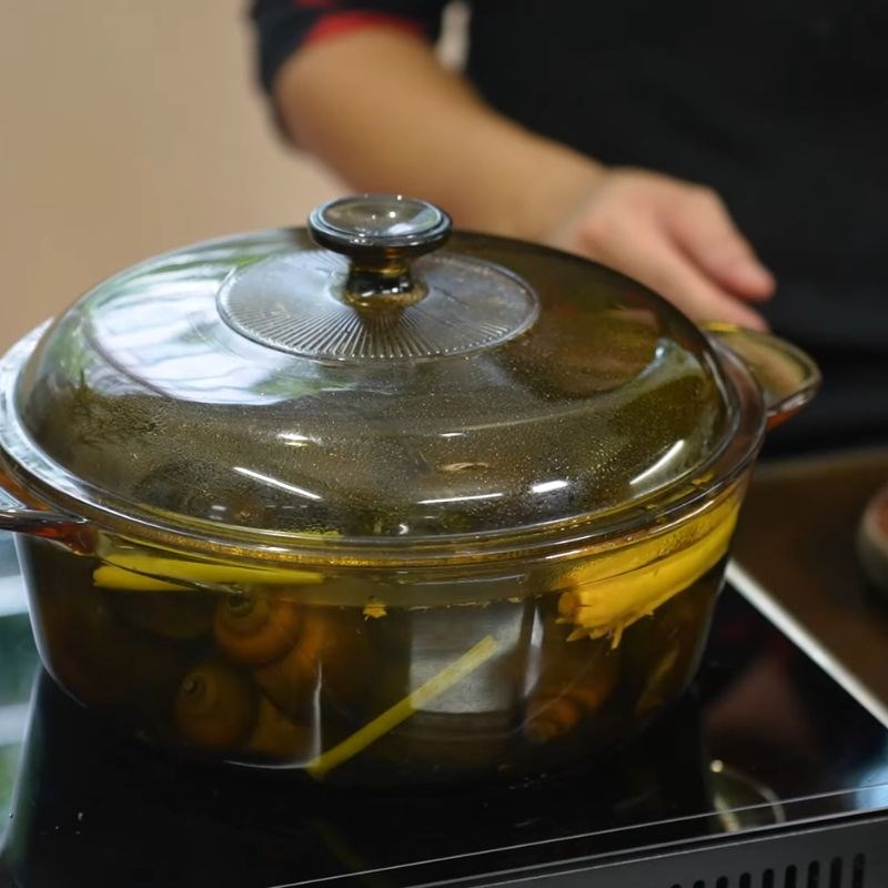 Bước 2 Luộc ốc Ốc nhồi xào sả ớt