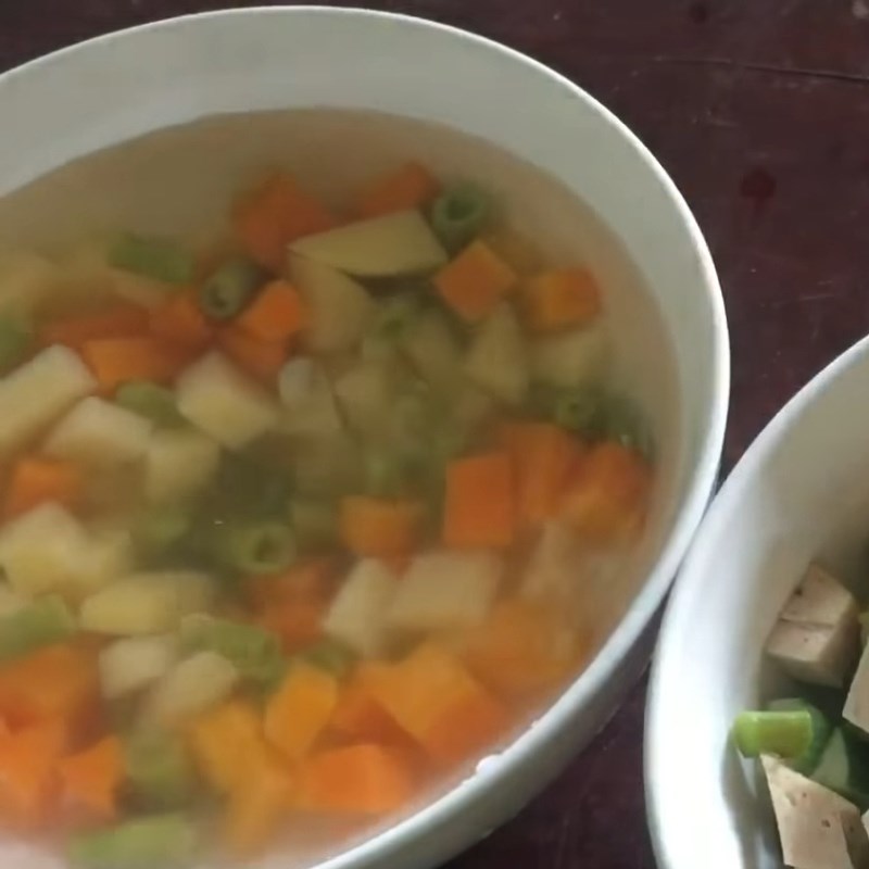 Bước 2 Luộc rau củ Salad rau củ trộn sốt mayonnaise