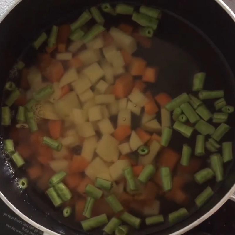 Bước 2 Luộc rau củ Salad rau củ trộn sốt mayonnaise