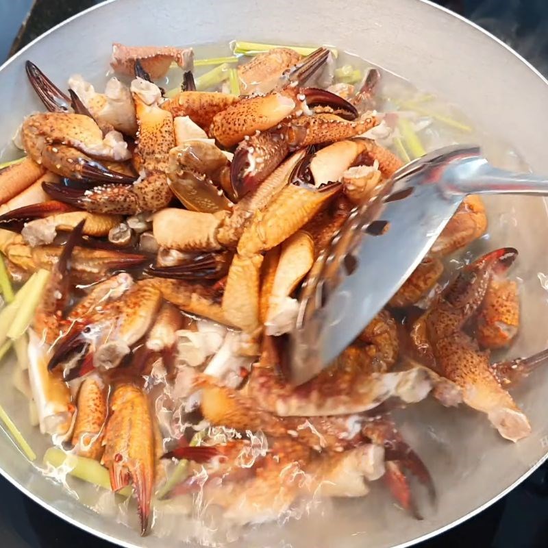 Bước 3 Luộc sơ càng ghẹ khử mùi tanh Càng ghẹ rang muối