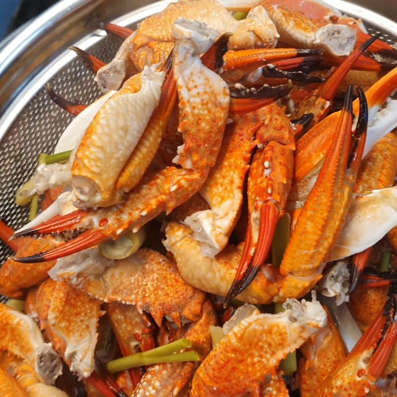 Bước 3 Luộc sơ càng ghẹ khử mùi tanh Càng ghẹ rang muối