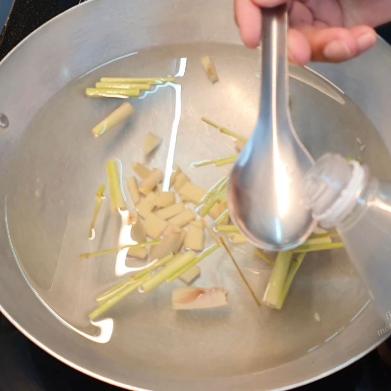 Bước 3 Luộc sơ càng ghẹ khử mùi tanh Càng ghẹ rang muối