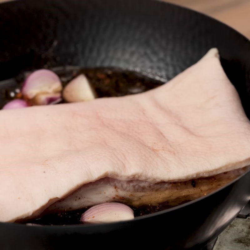 Bước 2 Luộc thịt ba chỉ để thấm gia vị Heo quay chiên giòn