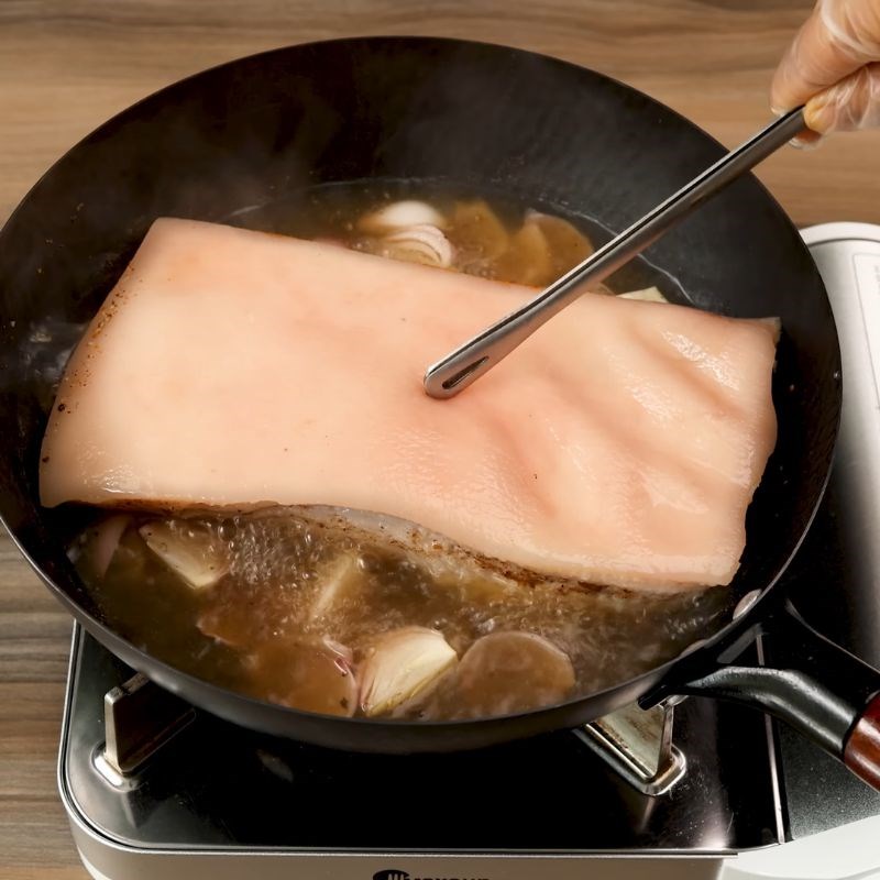 Bước 2 Luộc thịt ba chỉ để thấm gia vị Heo quay chiên giòn