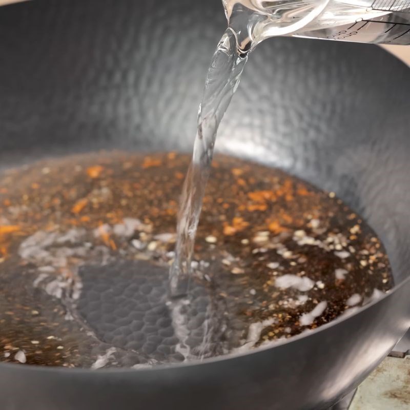 Bước 2 Luộc thịt ba chỉ để thấm gia vị Heo quay chiên giòn