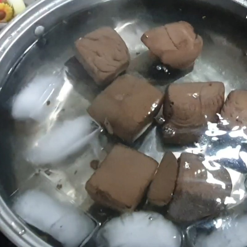 Bước 4 Luộc tiết lợn không bị dỗ xốp Tiết lợn luộc