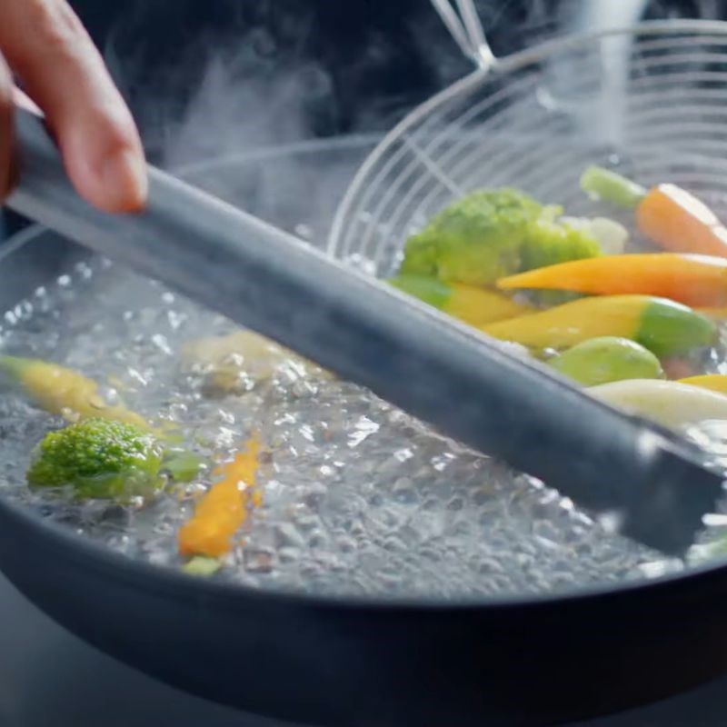 Bước 3 Luộc và làm lạnh rau củ Bò nướng tảng