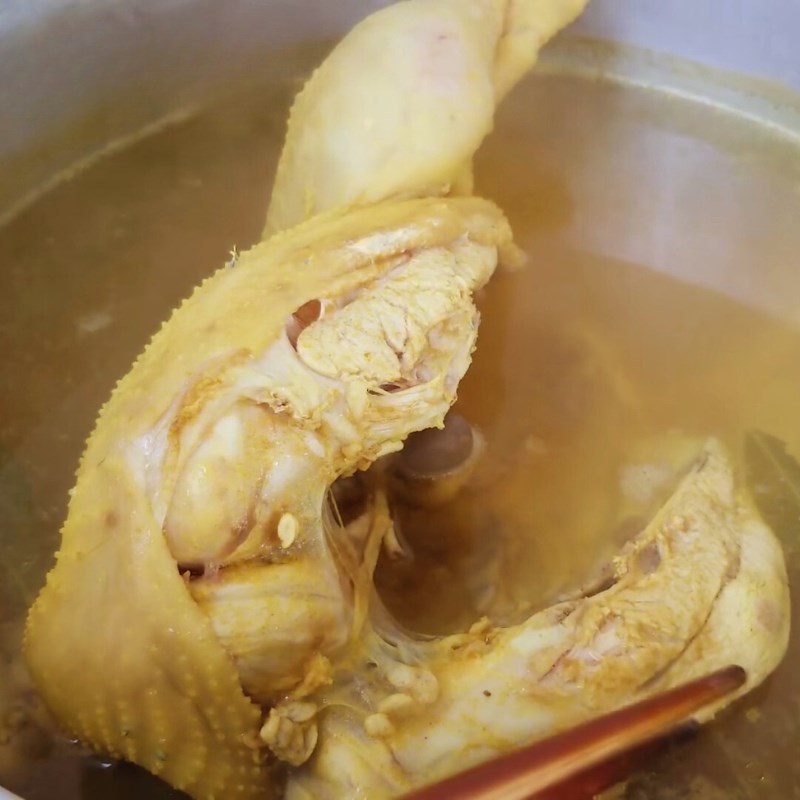 Bước 3 Luộc và ủ gà cúng chín đều Chéo cánh gà cúng