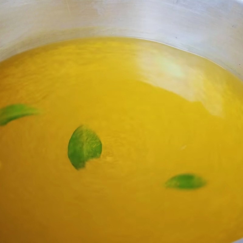 Bước 3 Luộc và ủ gà cúng chín đều Chéo cánh gà cúng