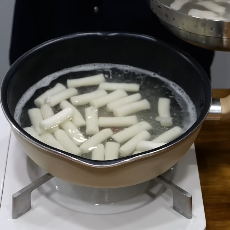 Bước 4 Nấu bánh gạo và pha chế nước sốt Tokbokki Sốt tokbokki chuẩn Hàn Quốc