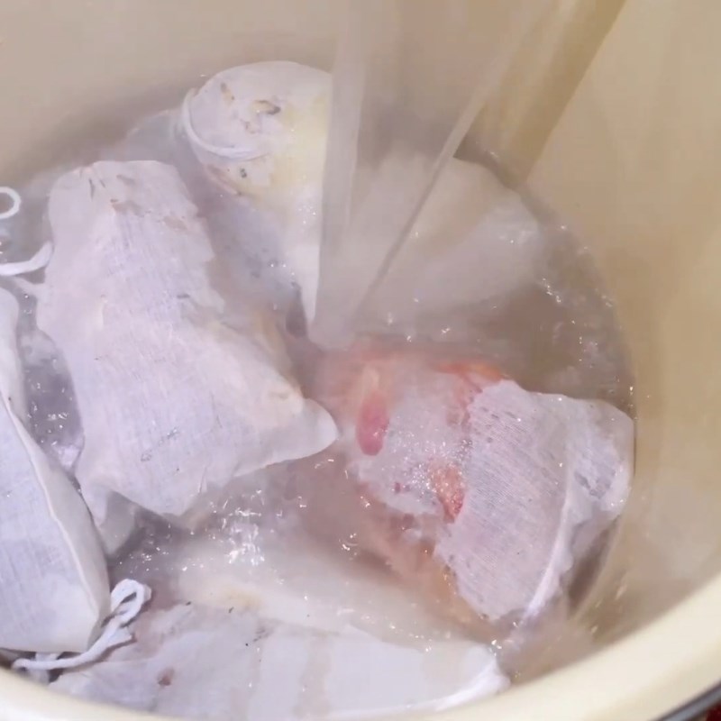 Bước 3 Nấu nước dùng Mì vằn thắn