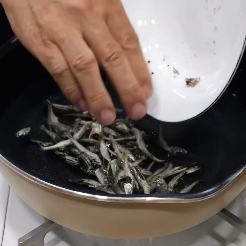 Bước 2 Nấu nước dùng Dashi cá cơm Sốt tokbokki chuẩn Hàn Quốc