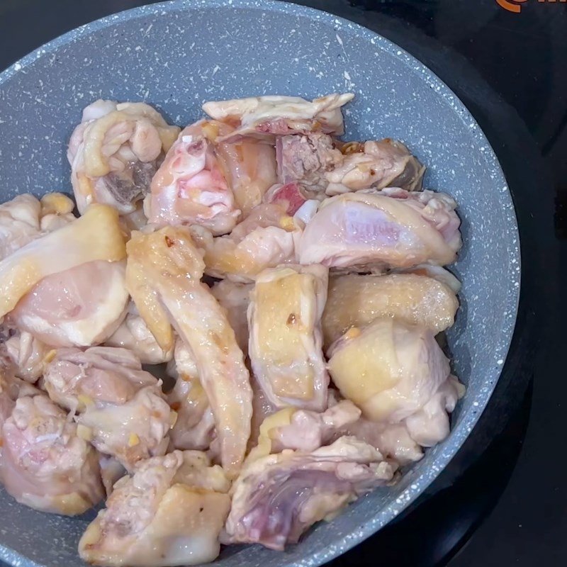 Bước 2 Nấu thịt gà Gà nấu nấm đông cô bắp non