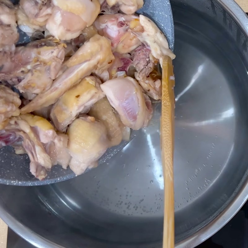 Bước 2 Nấu thịt gà Gà nấu nấm đông cô bắp non