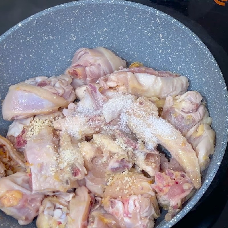 Bước 2 Nấu thịt gà Gà nấu nấm đông cô bắp non