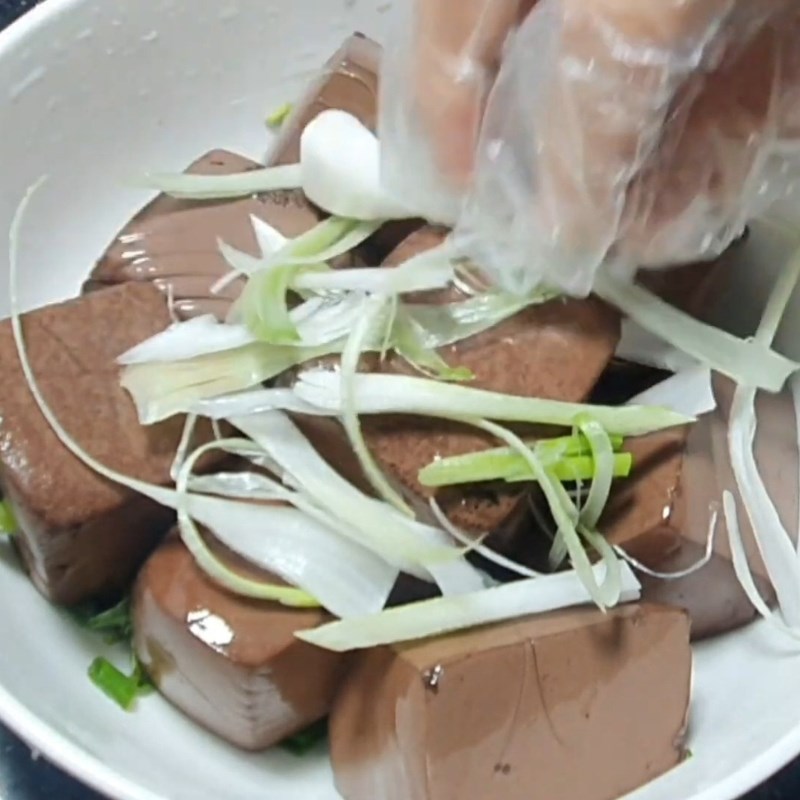 Bước 5 Nêm nếm nước dùng đậm đà Tiết lợn luộc