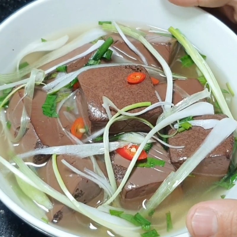 Bước 5 Nêm nếm nước dùng đậm đà Tiết lợn luộc