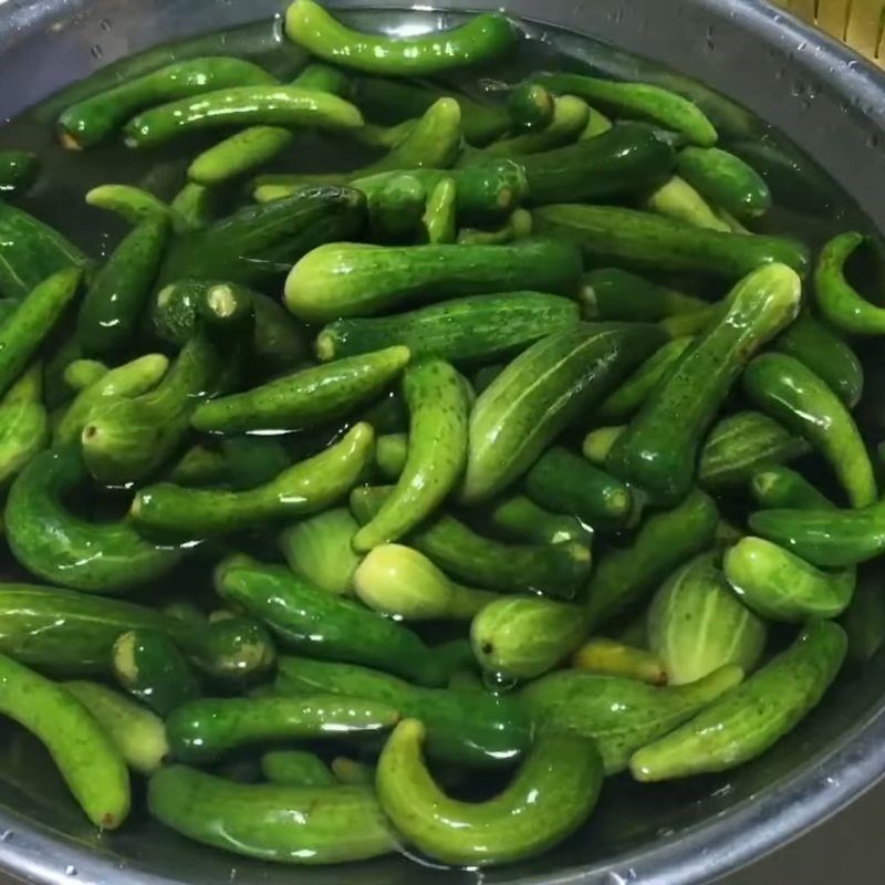 Bước 2 Ngâm dưa leo với muối Dưa leo ngâm mắm đường