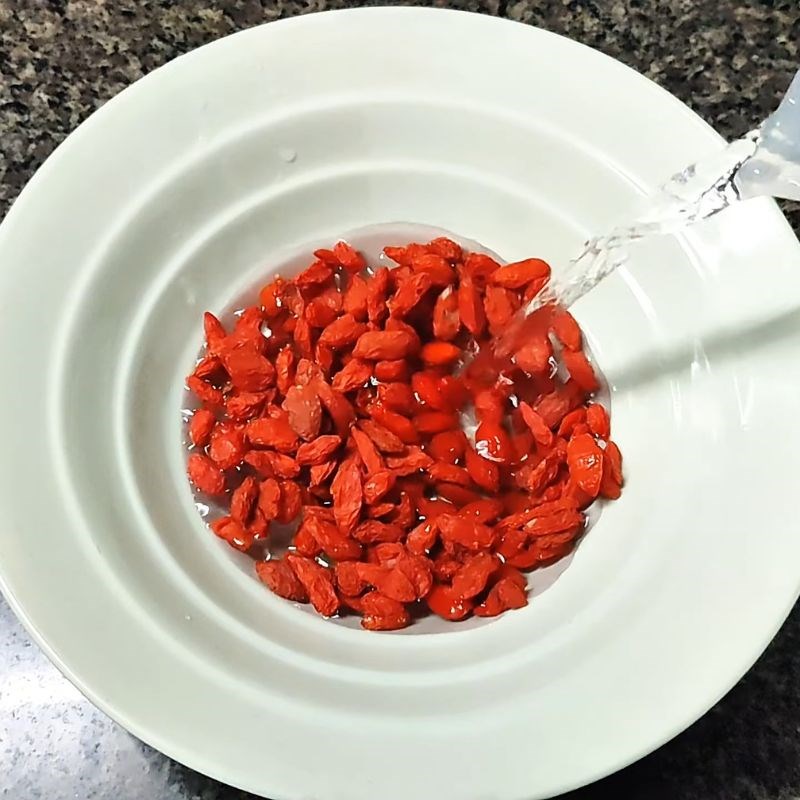 Bước 2 Ngâm kỷ tử Cháo táo đỏ