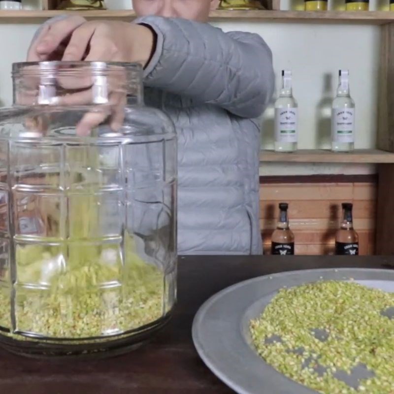 Bước 2 Ngâm rượu cốm – Pha trộn hương vị Rượu cốm